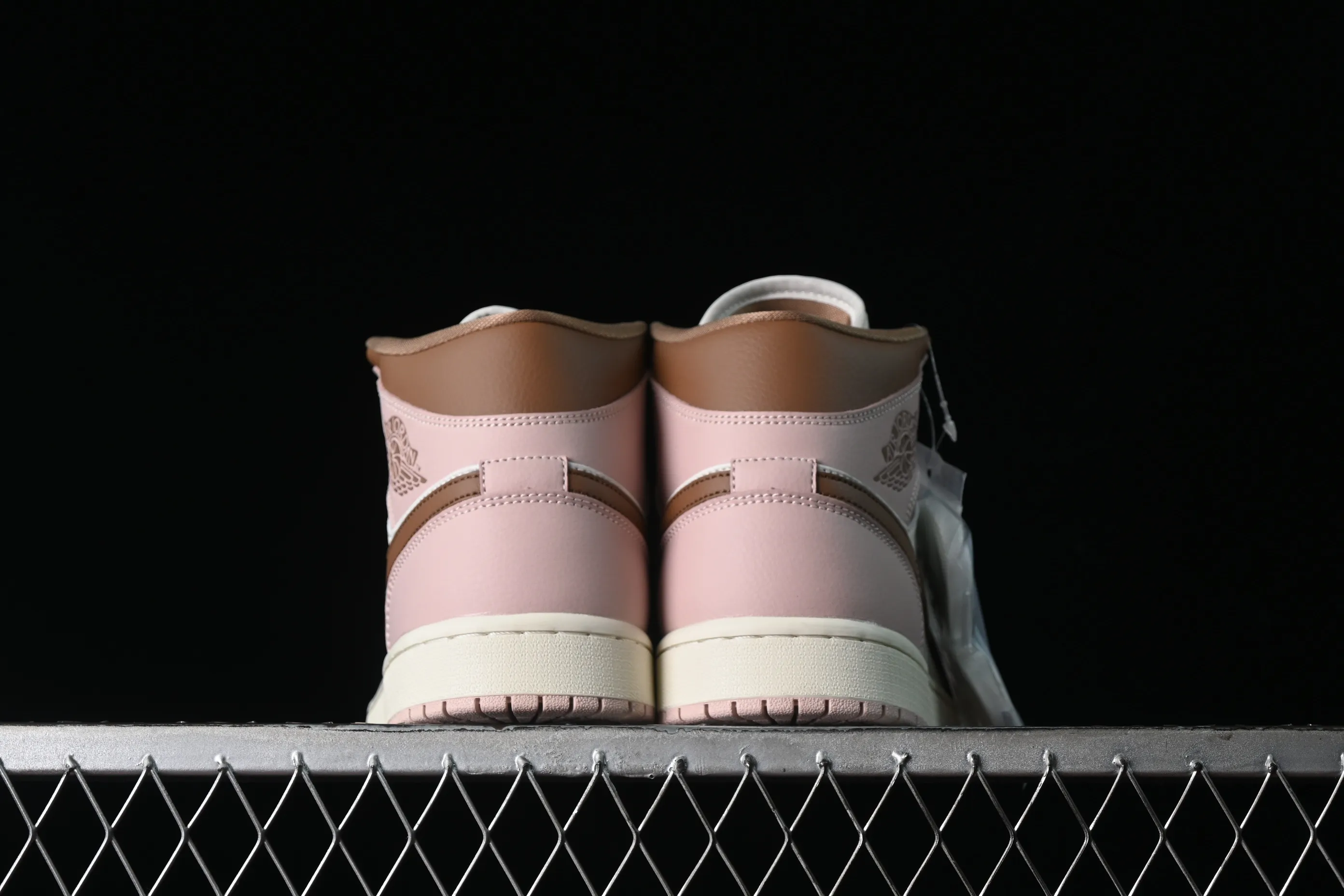 All categories Air Jordan Jordan series basketball shoes Air Jordan 1 Mid Air Jordan 1 Mid AJ1 Joe 1 khaki powder China basketball shoes BQ6472-620